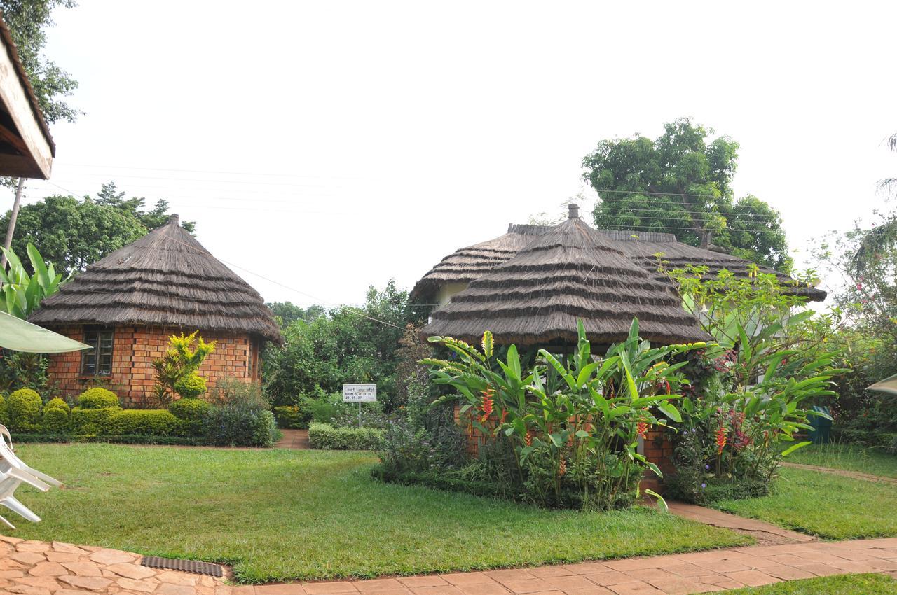 New Court View Hotel Masindi Экстерьер фото